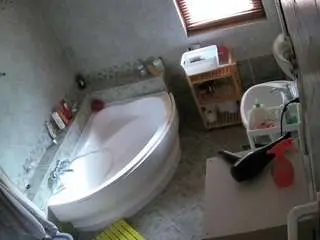 Camsoda Live Sex Cam of voyeurcam-julmodels-bath-1st-2