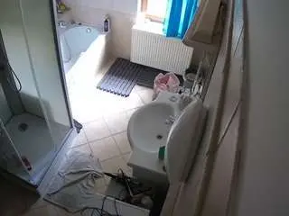Camsoda Sex Chat of voyeurcam-julmodels-bath-2nd-2