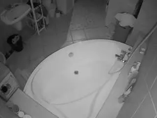 Camsoda Sex Cam of voyeurcam-julmodels-bath-1st-1