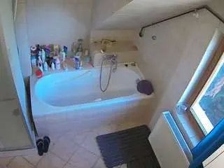 Camsoda Best Webcam of voyeurcam-julmodels-bath-2nd-1
