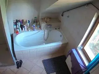 Camsoda Adult Webcam of voyeurcam-julmodels-bath-2nd-1