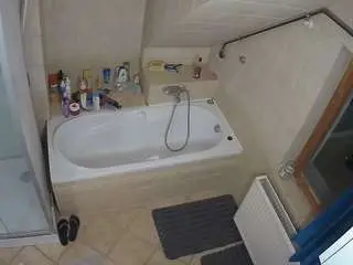 Camsoda Adult Webcams of voyeurcam-julmodels-bath-2nd-1