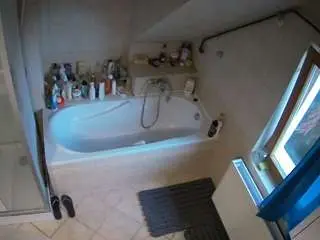 Camsoda Watch Live Sex Cams of voyeurcam-julmodels-bath-2nd-1