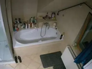 Camsoda Private Sex Chat of voyeurcam-julmodels-bath-2nd-1