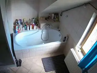 Camsoda Watch Live Sex Cams of voyeurcam-julmodels-bath-2nd-1