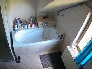 Camsoda Adult Webcam of voyeurcam-julmodels-bath-2nd-1
