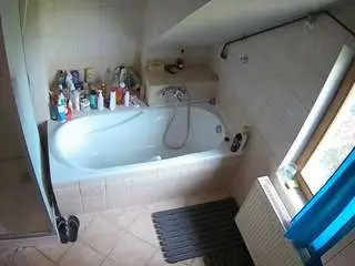 Camsoda Sex Cam of voyeurcam-julmodels-bath-2nd-1