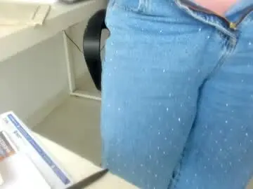 Chaturbate Live Sex Cam of emillybrowm