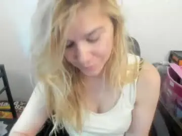 Chaturbate Live Sex Cam of artsyandcraftsy_