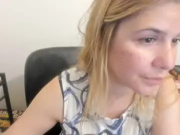 Chaturbate Live Sex Cam of artsyandcraftsy_