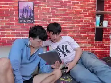 Chaturbate Live Sex Cam of hoot_boyss_