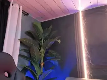 Chaturbate Live Sex Cam of aili_queen