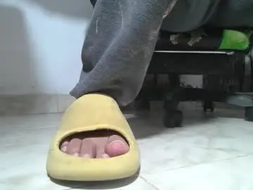 Chaturbate Live Sex Cam of srfindomfeet_