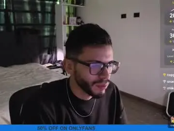 Chaturbate Live Sex Cam of phantom_bigger1