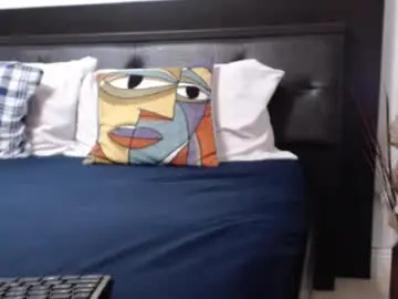 Chaturbate Live Sex Cam of milfbiglips38