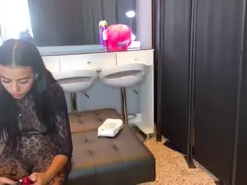 Chaturbate Live Sex Cam of tinycasey18