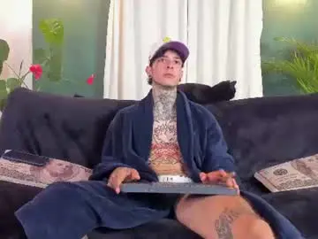 Chaturbate Live Sex Cam of aron_ford