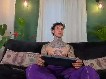 Chaturbate Live Sex Cam of aron_ford