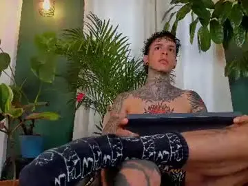 Chaturbate Live Sex Cam of aron_ford