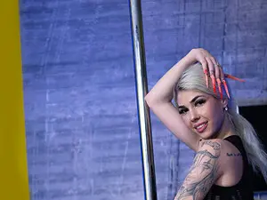 Myfreecams Adult Video Chat of SarahStrip