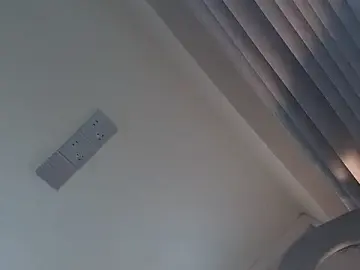 Stripchat Live Sex Cam of Krismil3
