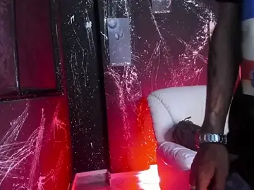 Stripchat Sex Cam of LucasJhonson_