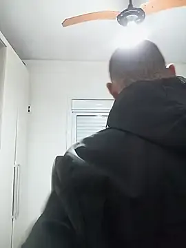 Stripchat Sex Cam of emrehliug12