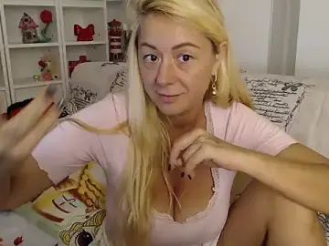 Stripchat Adult Webcams of _karolynesyera_