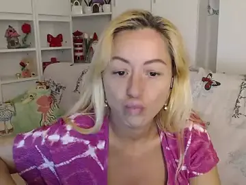 Stripchat Adult Webcam of _karolynesyera_