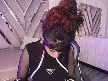 Stripchat Free Porn Cam of redd_pandaa