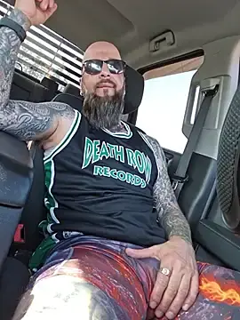 Stripchat Free Porn Cam of Beardedtattood