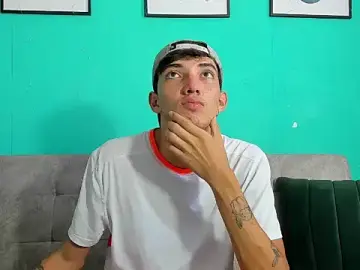 Stripchat Sex Cam of MaikolOrtizz