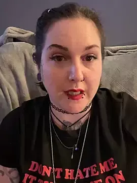 Stripchat Free Porn Cam of Riverm00n