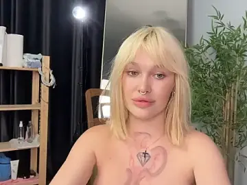 Stripchat Live Sex Cam of Golden_Aline