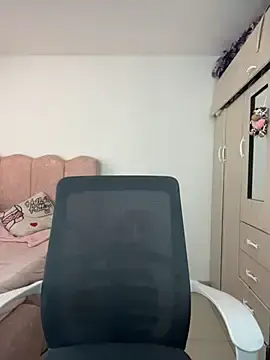 Stripchat Live Sex Cam of Emmily_19