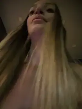 Stripchat Live Sex Cam of BelleLouiseVp