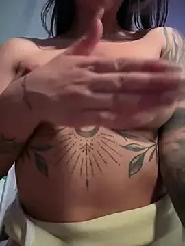 Stripchat Live Porn of DramaQueen__
