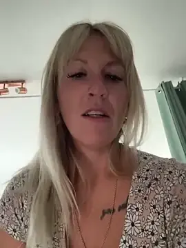 Stripchat Live Sex Cam of AtomBlondy
