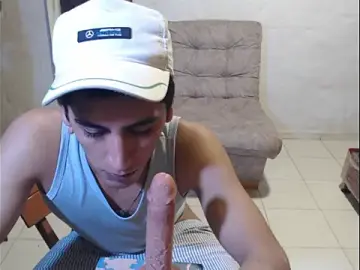 Stripchat Free Porn Cam of maxI_dick33