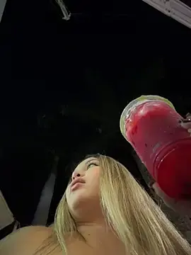 Stripchat Free Live Porn of lunablossom_
