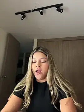 Stripchat Watch Live Sex Cams of lunablossom_