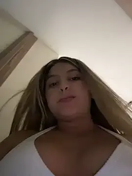 Stripchat Sex Cam of lunablossom_
