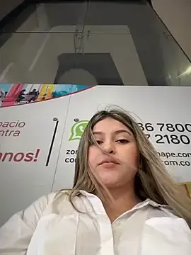 Stripchat Sex Cam of lunablossom_