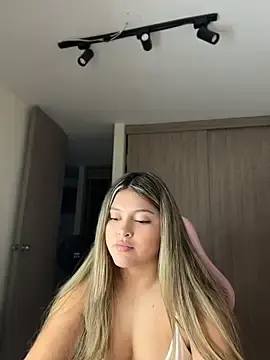 Stripchat Free Porn Cam of lunablossom_