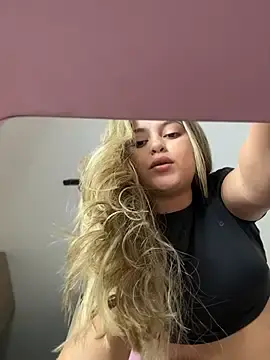Stripchat Live Sex Cam of lunablossom_