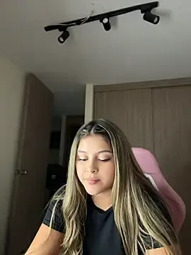 Stripchat Free Porn Cam of lunablossom_