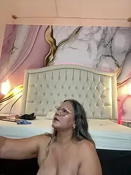 Stripchat Watch Live Sex Cams of Lucy_Milf_474