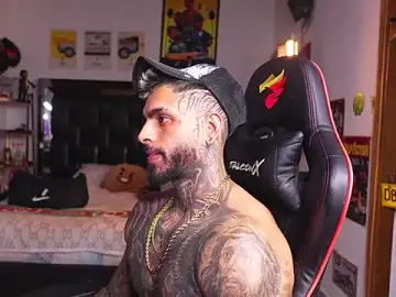 Stripchat Free Porn Cam of logan_hugh8