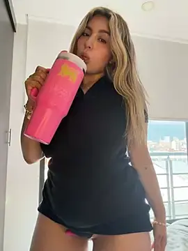 Stripchat Free Porn Cam of Cloee_Rainbow1