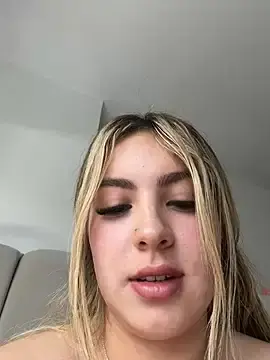 Stripchat Nude Webcam of Cloee_Rainbow1
